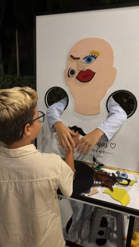 Invitados jugando a crear caras en el juego Amor a ciegas