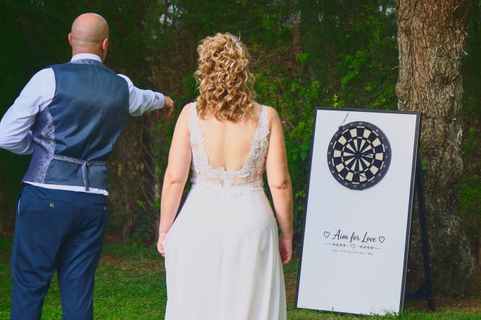 Novia jugando a la diana de Patolavida en el jardín