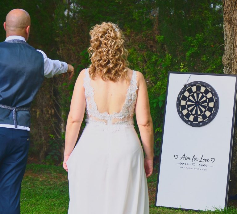 Lidia y Chema jugando a los dardos gigantes de Patolavida durante el cóctel de su boda
