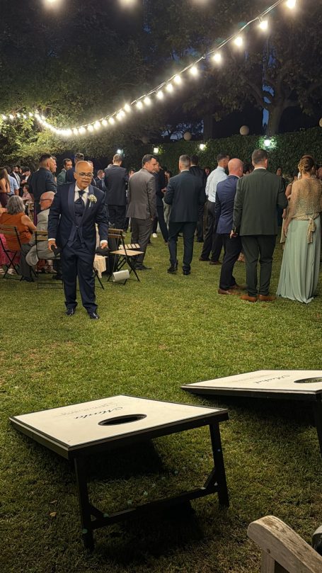 Juego de lanzamiento de saquitos durante el cóctel de una boda